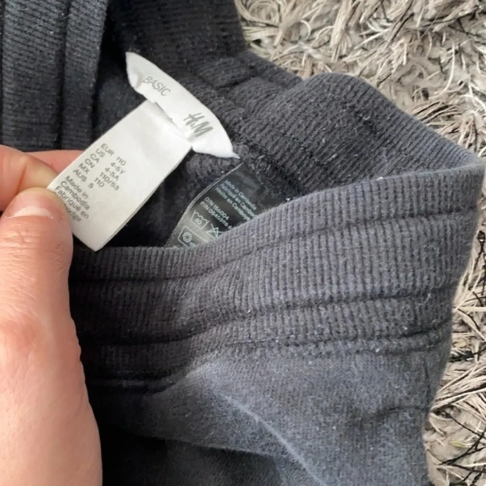 Boys H&M joggers small hole 4-5 years bundle & save big!
